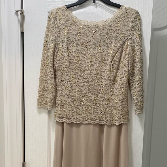 Lace and sheer gown with 3/4 sleeves - Picture 2 of 5